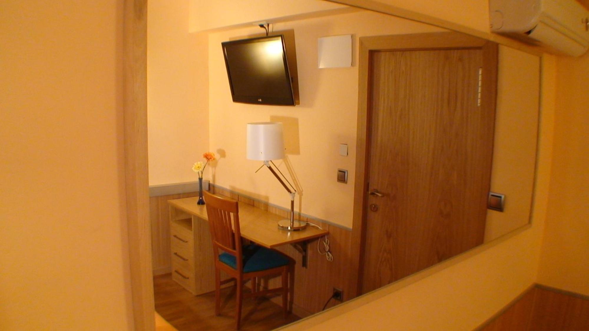 Hostal El Carmen Zaragoza Ngoại thất bức ảnh